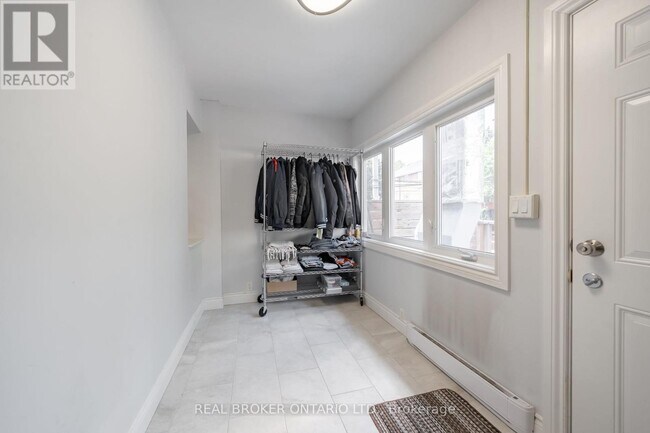 Photo du bâtiment - 600 Mt Pleasant Rd