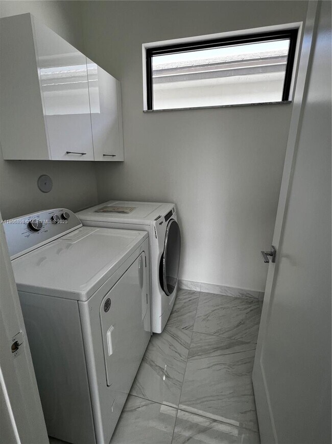 Foto del edificio - 8003 NW 42nd St