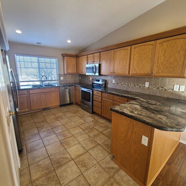 Building Photo - SINGLE FAMILY HOME IN MONTROSE SUBDIVISION...