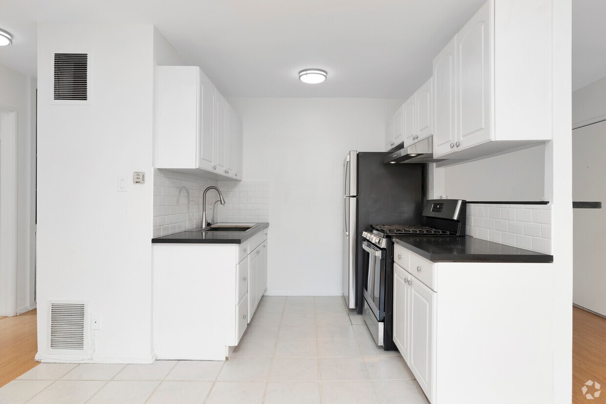2BD, 1BA - 1000SF - Kitchen - 623 Westbourne Dr