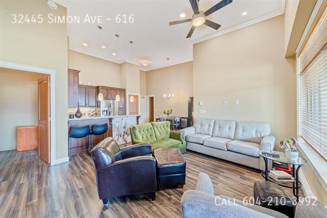 Building Photo - Spacious Top-Floor Unit with Solarium