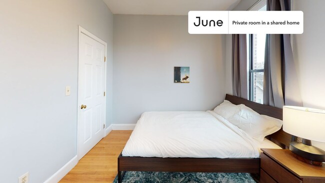 Building Photo - Private bedroom in 4 bed/2 bath Home