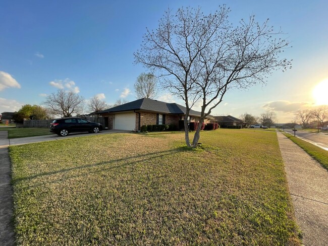Building Photo - 4 BEDROOM GREENACRES BEAUTY!