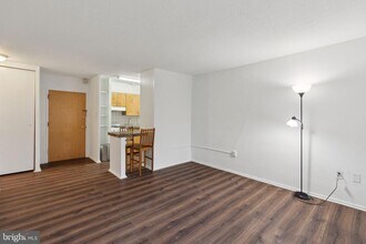 Building Photo - 2101-17 Chestnut St
