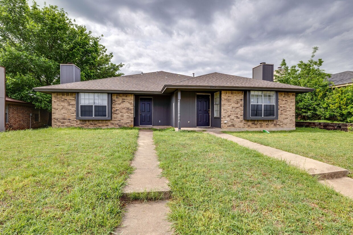 Foto principal - Duplex with back yard and parking spaces