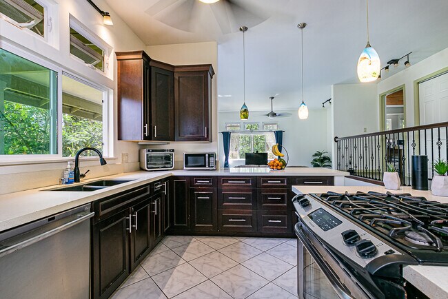 Amplia cocina con estufa de gas - 15-1834 13th Ave