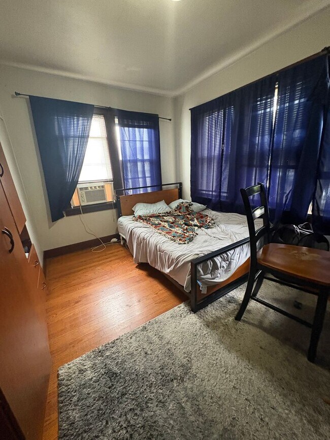 Foto del edificio - Large 4 Bedroom 1.5 Bathroom Apartment