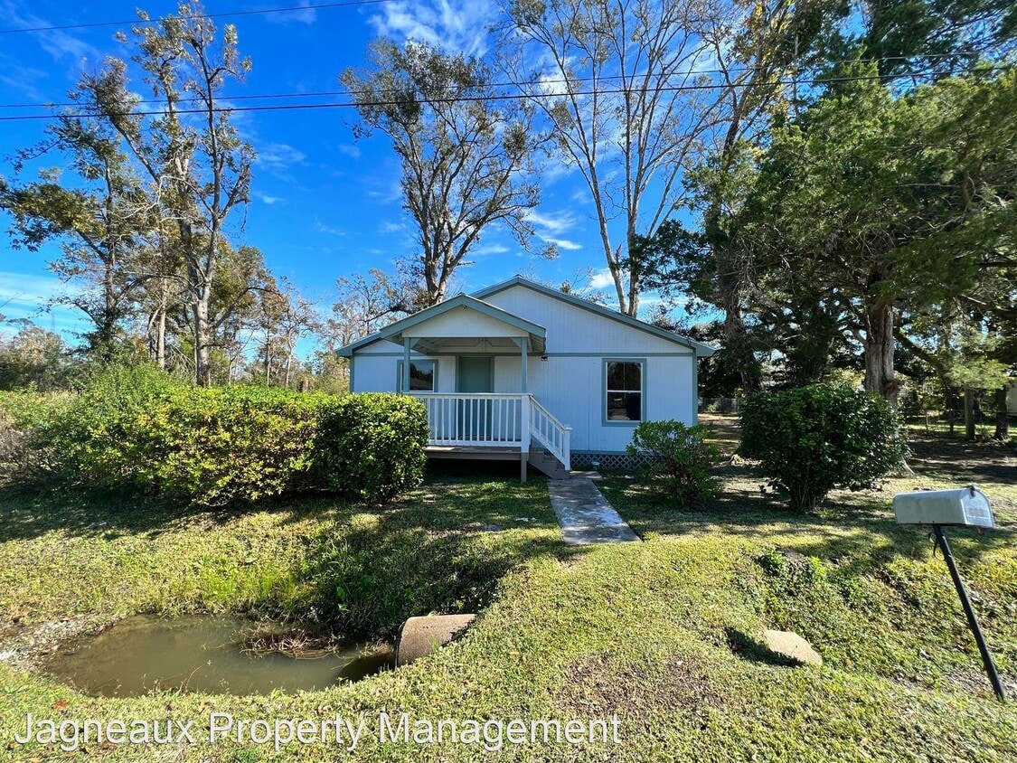 2 br, 1 bath House 609 N McNeese St House Rental in DeQuincy, LA