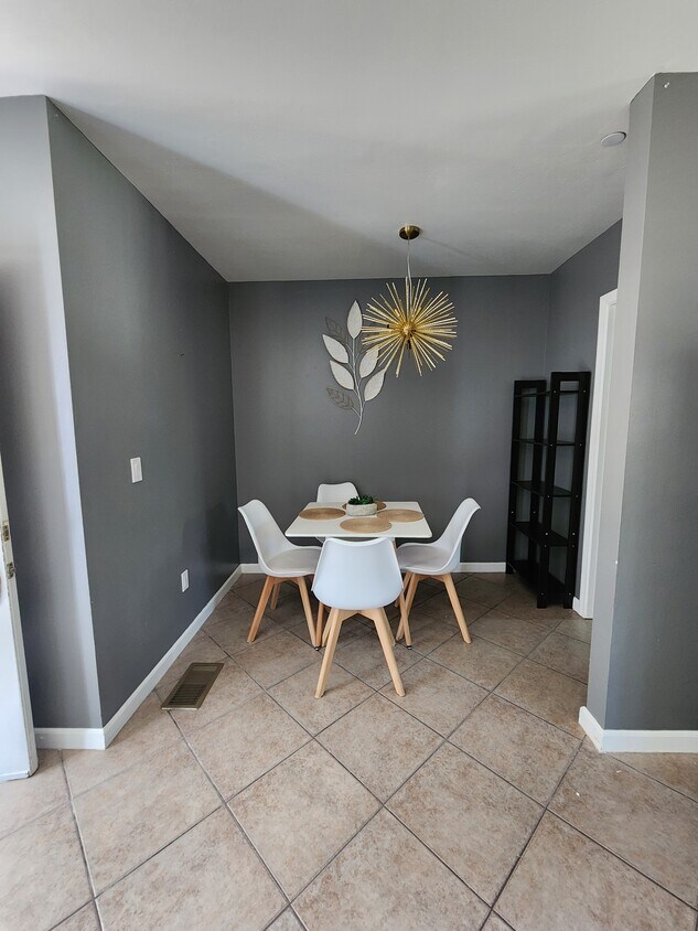 Foto principal - 4427 S Centinela Ave