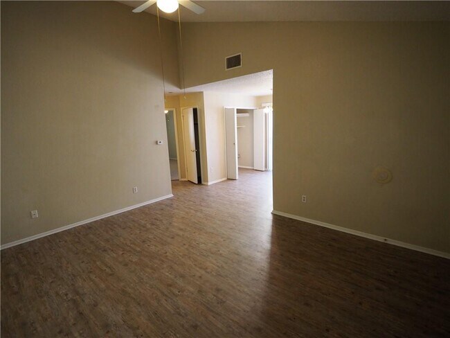 Building Photo - 402-404 Burlwood Ct