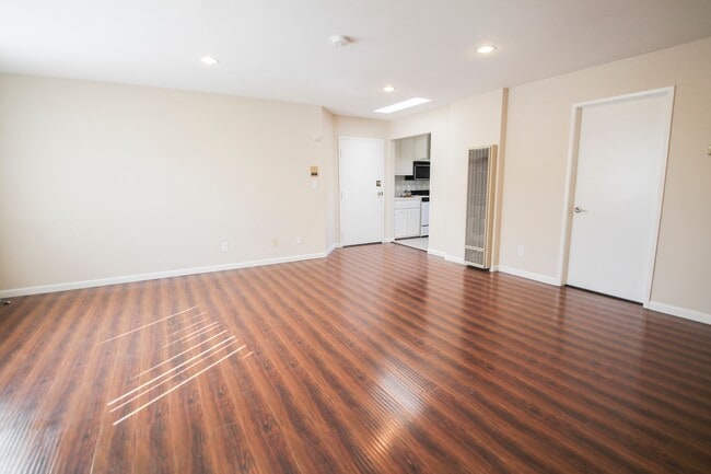 Building Photo - 15040 Moorpark St