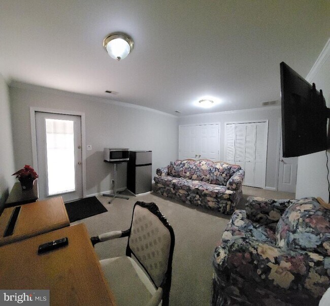 Building Photo - 1502 Meadow Dr