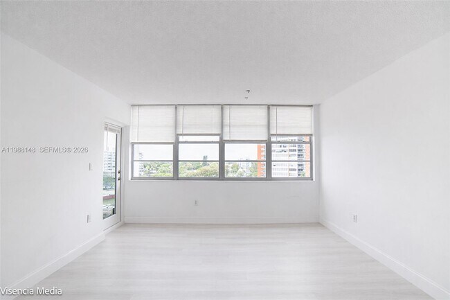 Foto del edificio - 1351 NE Miami Gardens Dr