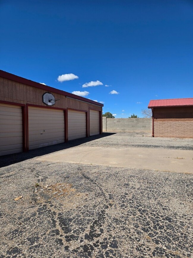 Building Photo - Spacious 3- Bedroom 3-Bathroom in Thoreau