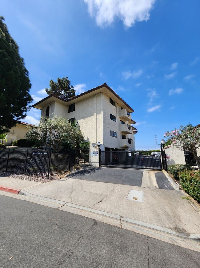 Building Photo - Completely Remodeled 3rd Floor Top Unit with Bay Views