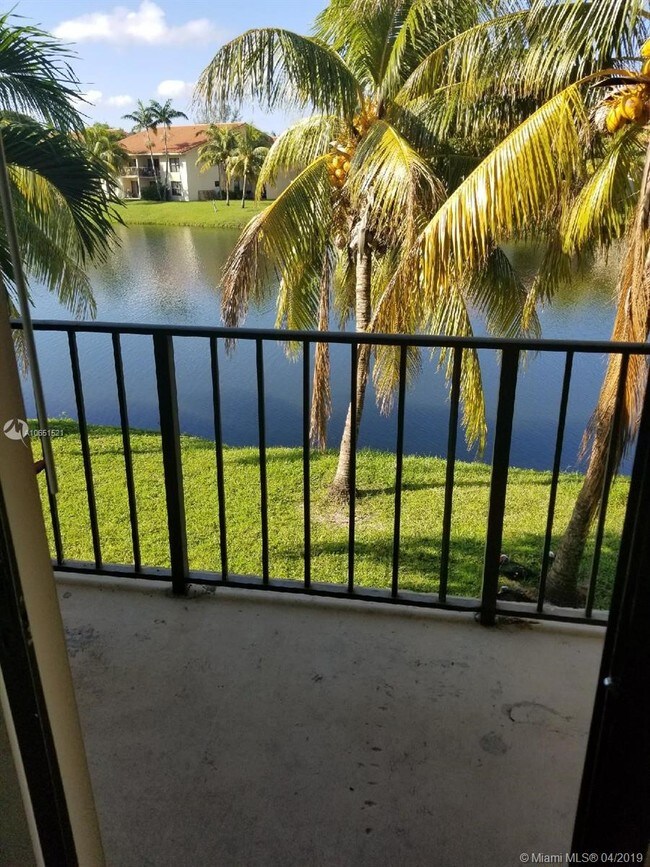 Foto del edificio - 1515 Lake Crystal Dr