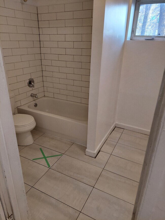 Baño recién reformado - 1507 N Elston Ave