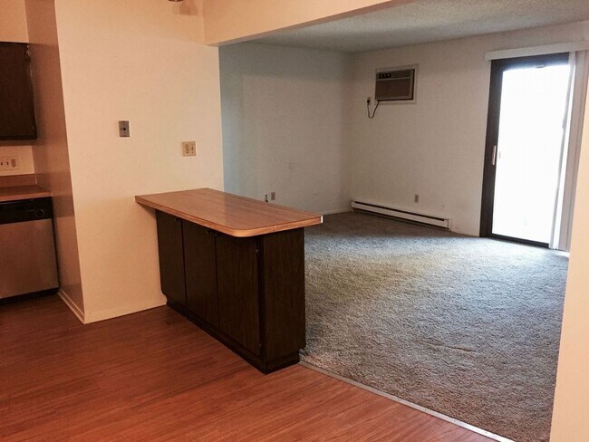 Building Photo - Huge 2 Bedroom in Crest Hill