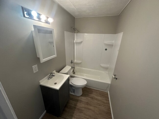 Building Photo - Ranch style 2 bed