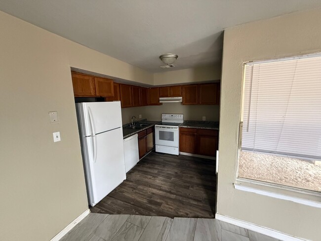 Building Photo - For lease! 1 bed, 1 bath condo