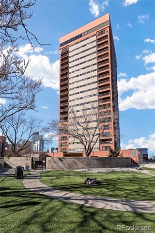 Foto del edificio - 100 Park Ave W
