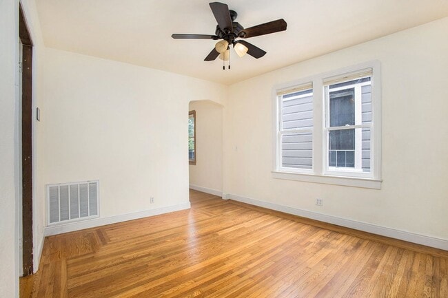 Building Photo - 871 Oak St
