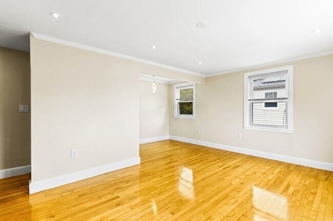 Building Photo - 84 Gladeside Ave