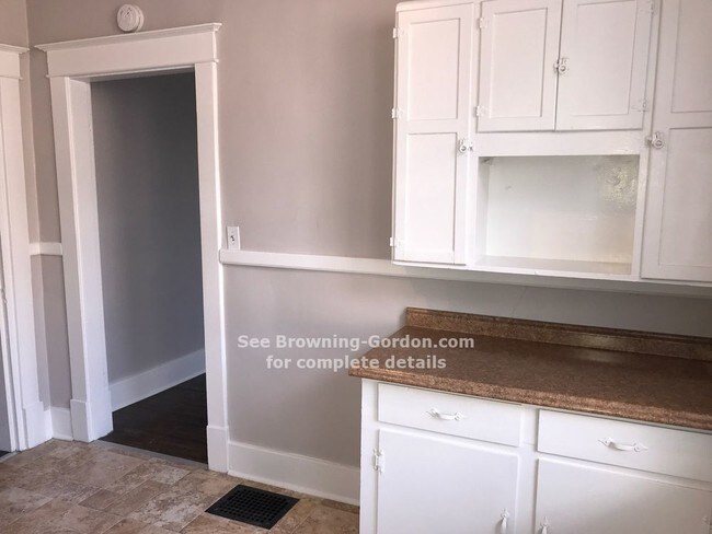 Building Photo - Cozy One Bedroom