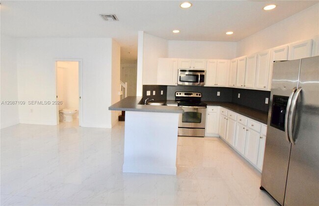 Building Photo - 20733 NE 10th Ct