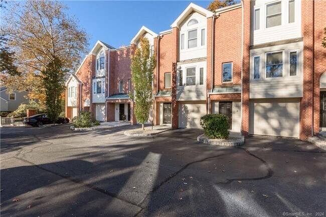 Building Photo - 4 Pine Brook Ln