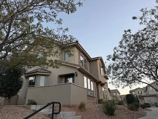 Building Photo - Modern Desert Living in a Bright & Spacious Townhome