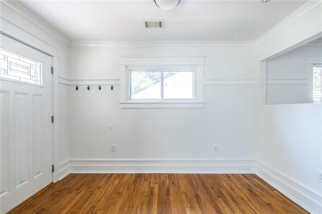 Building Photo - 577 Glenwood Pl SE