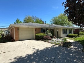 Building Photo - 4210 N Oakwood Ave