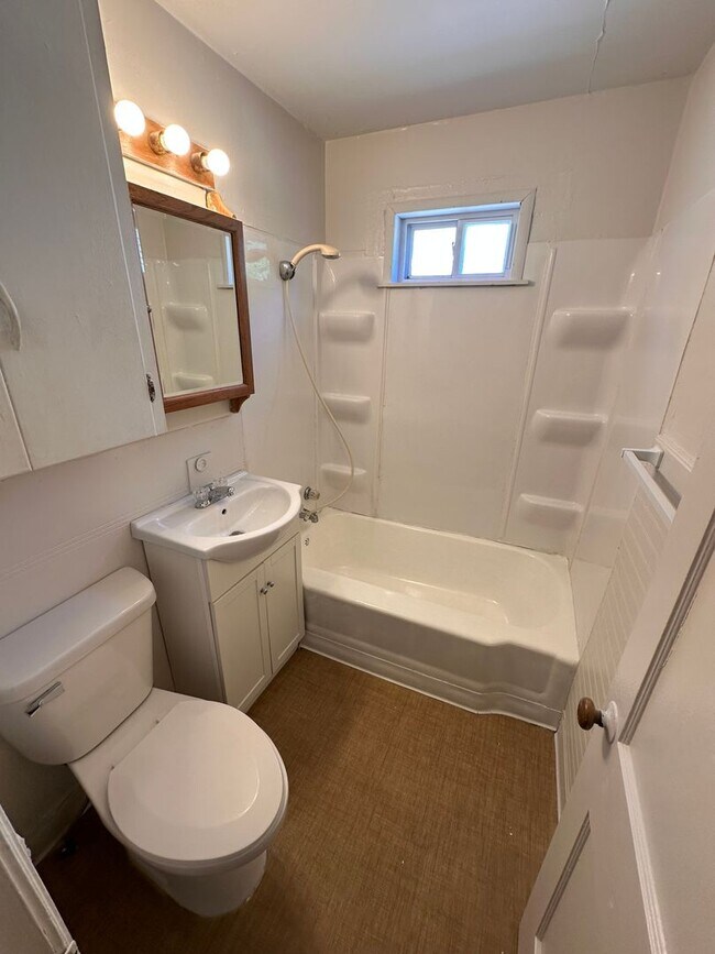 Building Photo - $1095- 3 bed 2 bath - Single Family Home w...