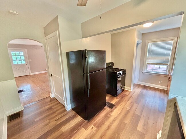 Foto del edificio - 3b /1 ba House on Berry Blvd - Fenced, Basement, Pets OKAY!