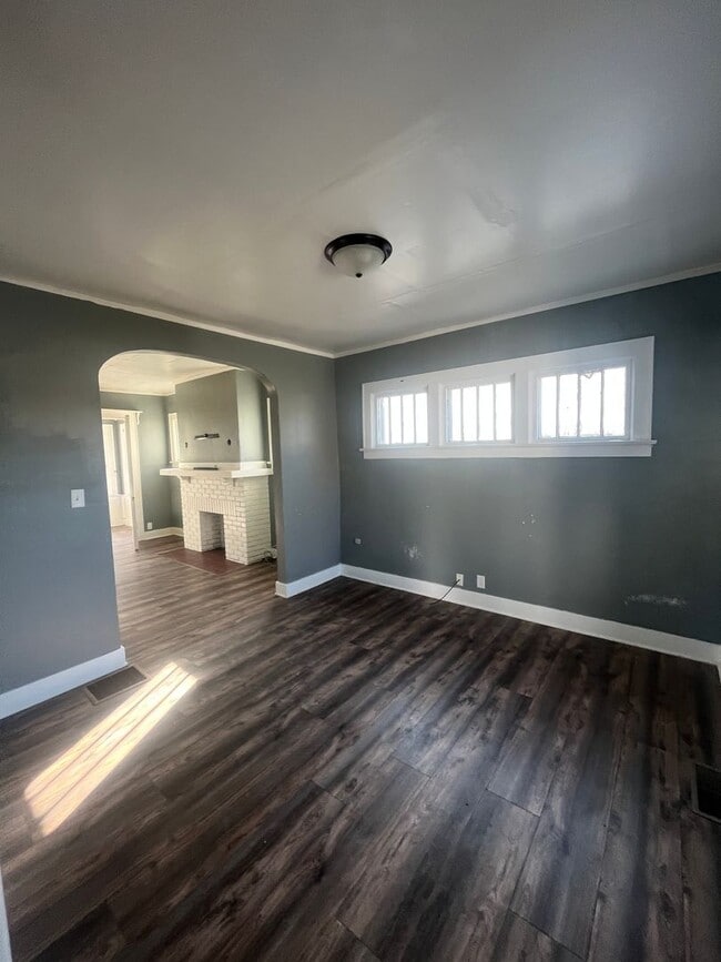 Building Photo - Gorgeous 3 bed/1 bath home available for lease now!