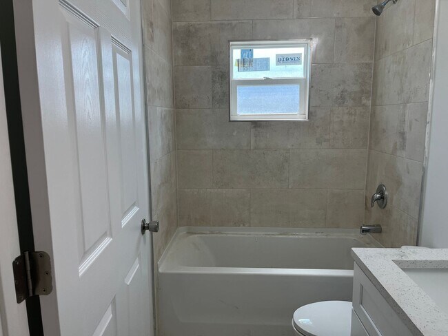 Foto del edificio - Brand New Construction-Large 3 bedroom, 2 ...