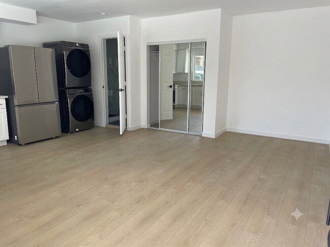 Foto del edificio - Brand New Thai Town Studio w/ All Utilities Included!