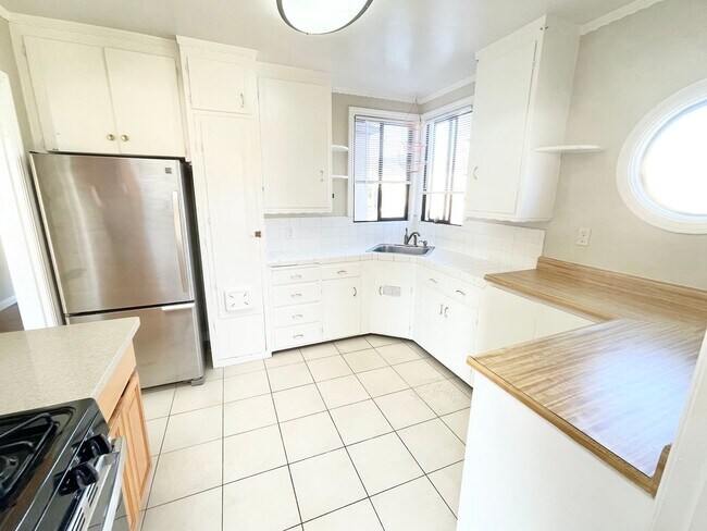 Building Photo - Charming 2 bed 2 bath flat in prime sunset...
