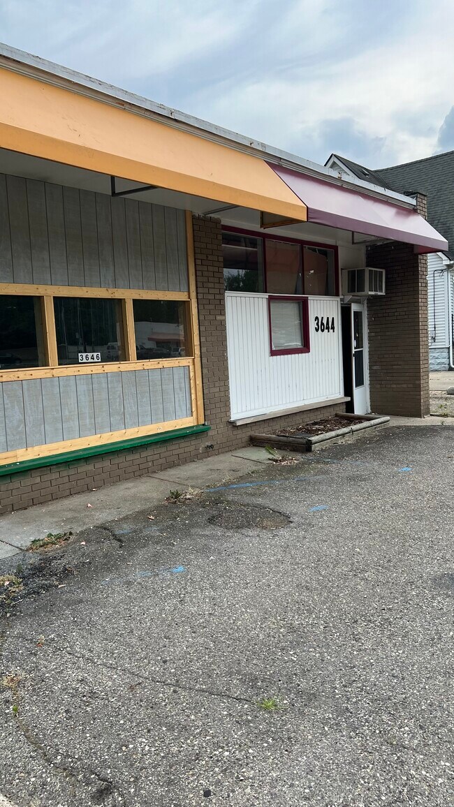 Building Photo - 3646 E 9 Mile Rd