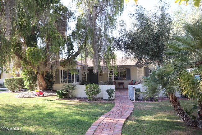 Foto del edificio - 1526 W Wilshire Dr