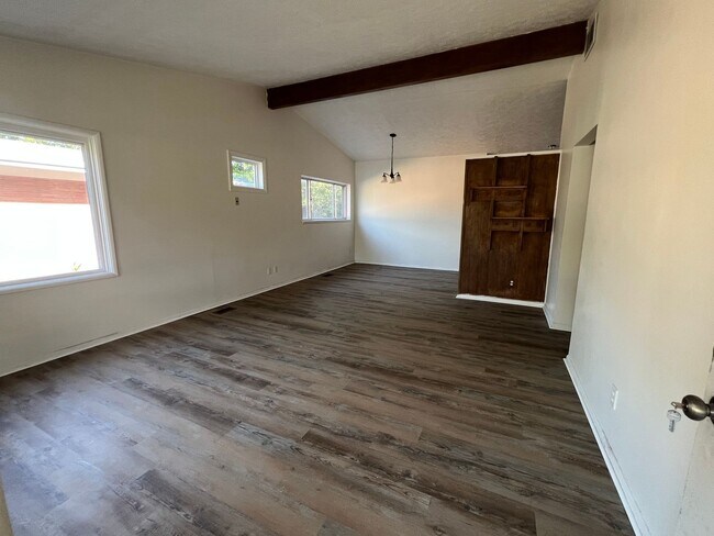 Foto del edificio - 3 bedrooms 1.5 bathrooms