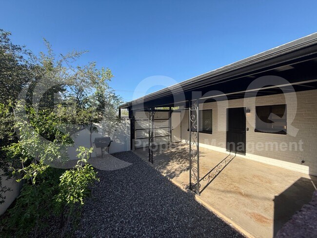 Foto del edificio - 1717 N Highland Ave