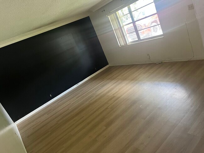Foto del edificio - 2436 Husson Ave