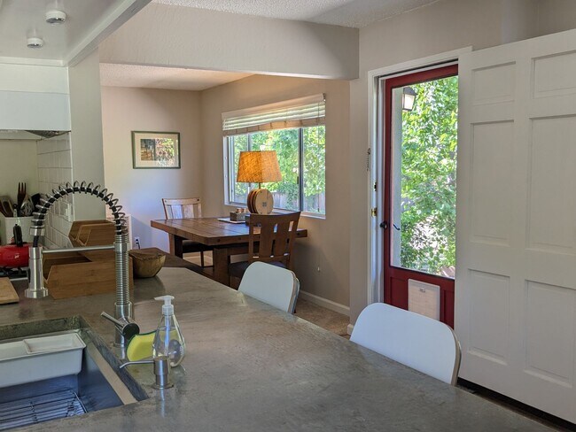 Building Photo - 22 Paso Cresta
