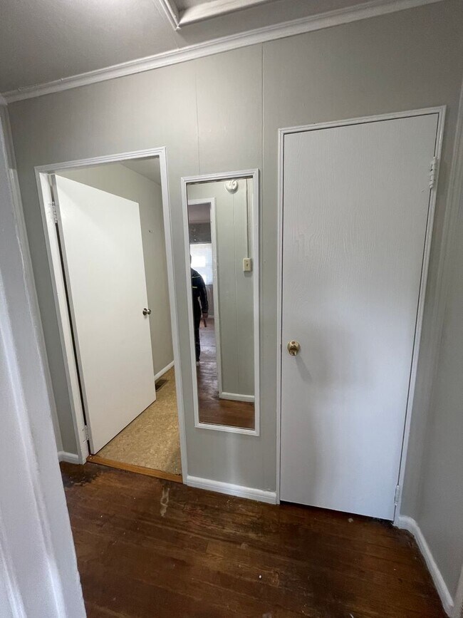Foto del edificio - SUBLEASE - 2 Bedroom Single Family Home