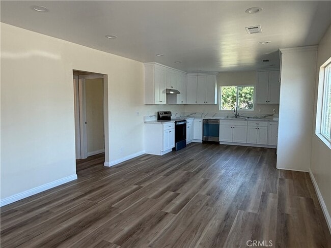 Building Photo - 3234 Vineland Ave