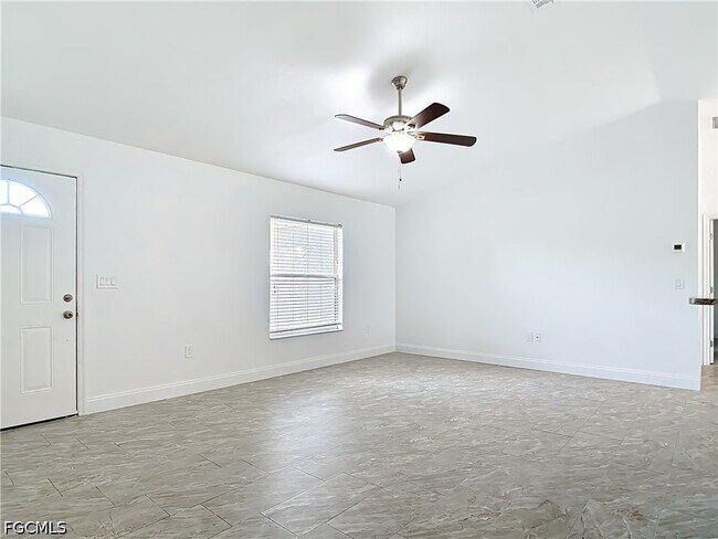 Foto del edificio - 18522 Robinson Ave