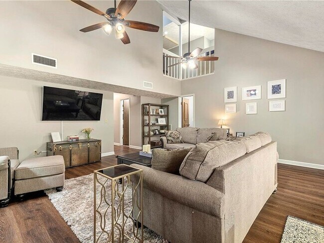 Building Photo - Beautiful Newly Renovated 3 Bedroom/2.5 Ba...