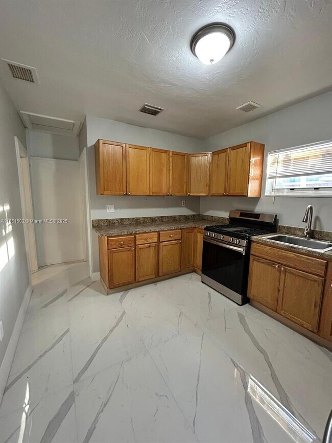 Foto del edificio - 2071 NE 167th St